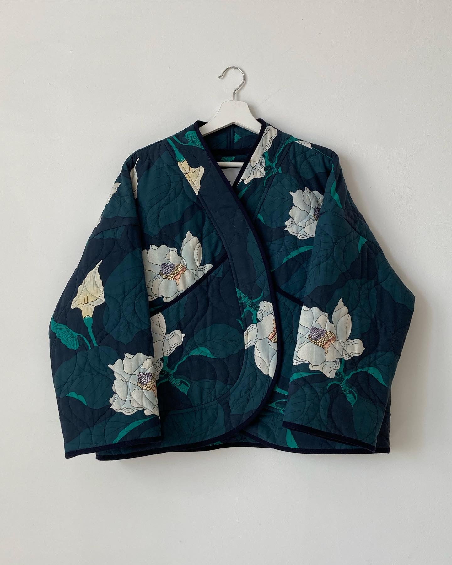 Kimono w białe kwiaty