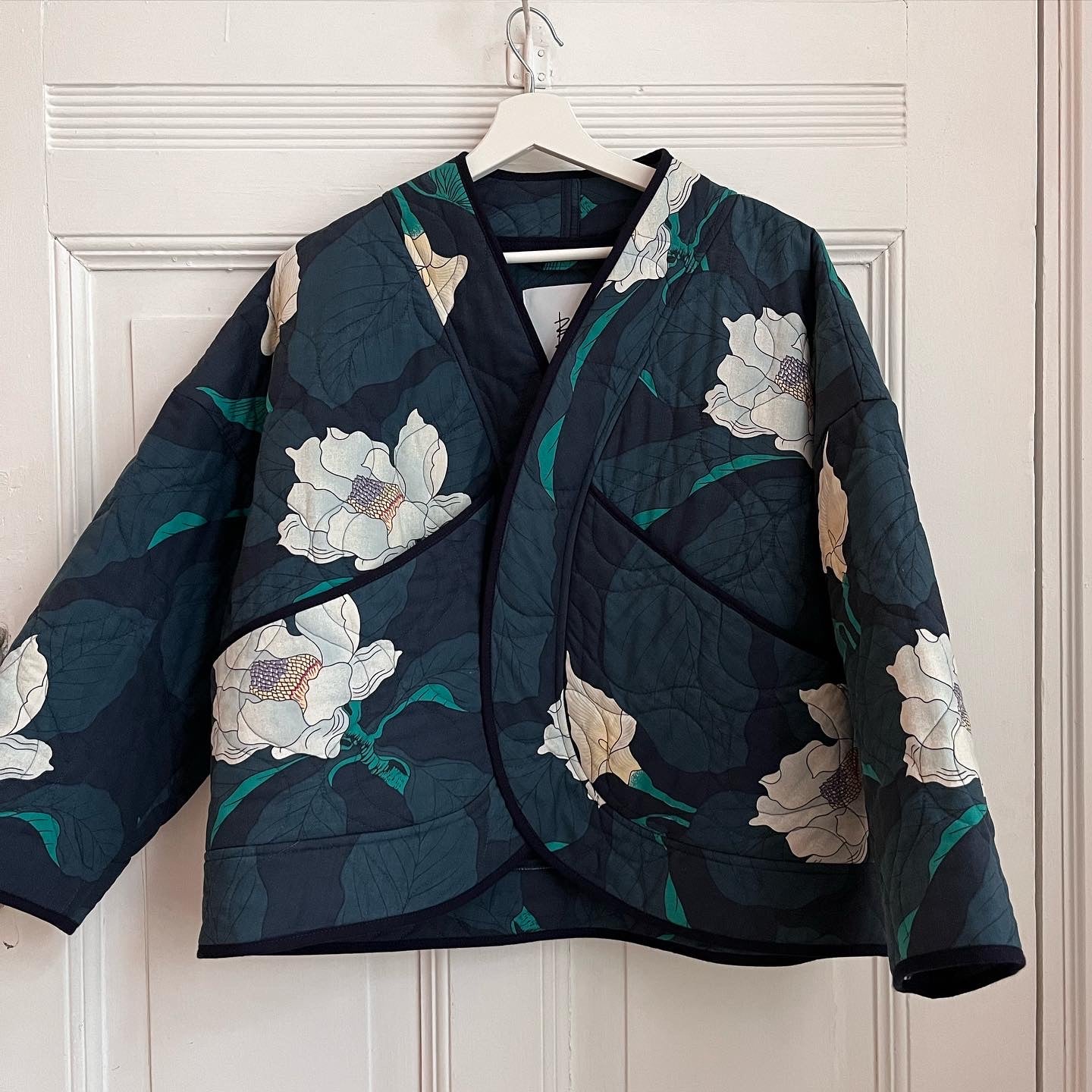 Kimono w białe kwiaty